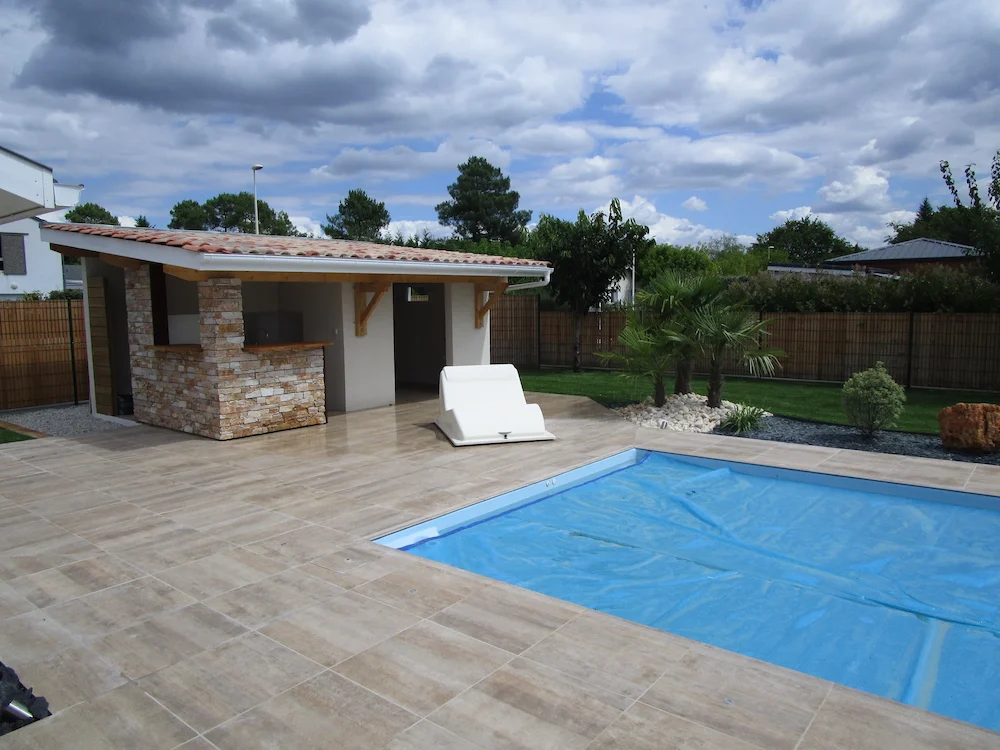 Terrasse piscine et pool house Saint-Aubin